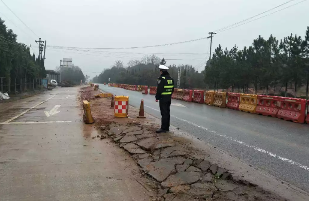 风里雨里雪里，余干公安交警一直都在路上保护您