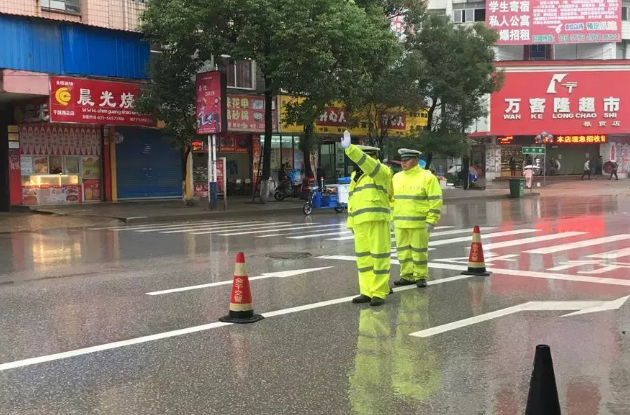 风里雨里雪里，余干公安交警一直都在路上保护您